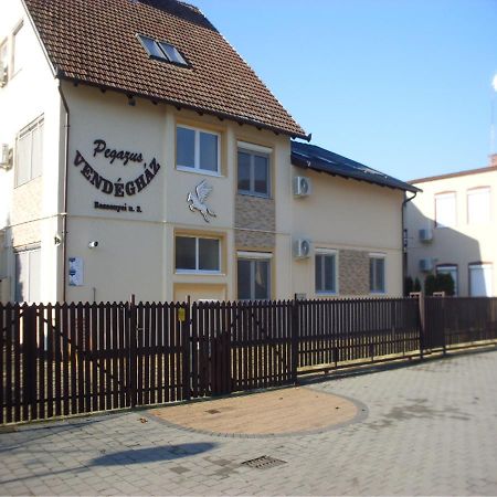Hotel Pegazus Vendégház à Hajdúszoboszló Extérieur photo