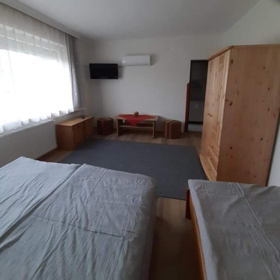 Hotel Pegazus Vendégház à Hajdúszoboszló Extérieur photo