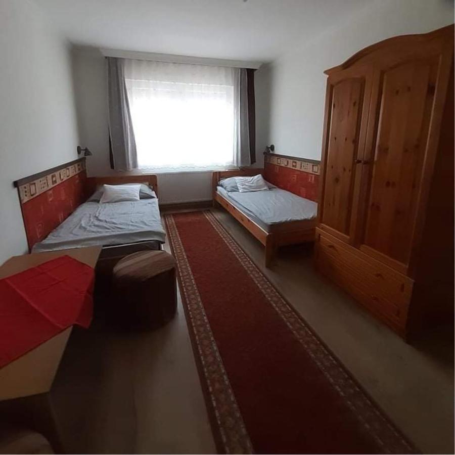 Hotel Pegazus Vendégház à Hajdúszoboszló Extérieur photo